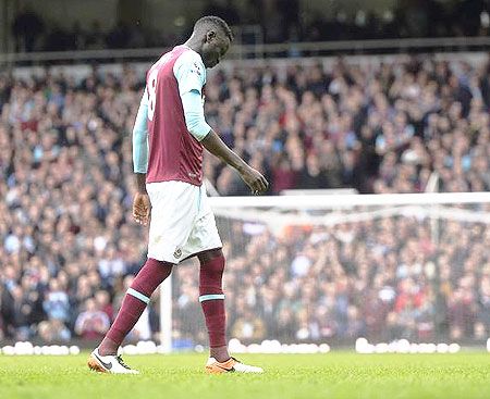 West Ham's Cheikhou Kouyate is sent off