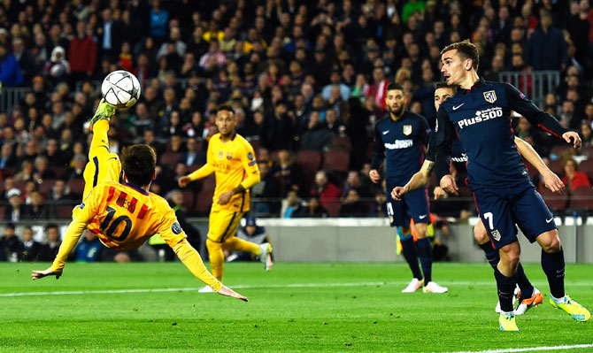 Barcelona'S Lionel Messi misses a scoring opportunity with an overhead kick