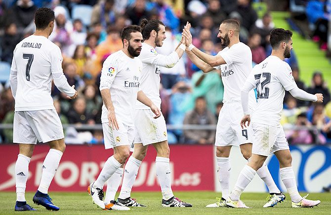  Real Madrid's Gareth Bale (3rd from left) celebrates scoring their third goal with teammates Karim Benzema, Isco (right), Cristiano Ronaldo (left) and Daniel Carvajal (2nd from left)