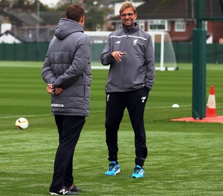 Liverpool manager Jurgen Klopp (right) makes a point to his assistant