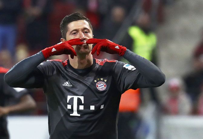 Bayern Munich's Robert Lewandowski celebrates after scoring against Mainz on Friday