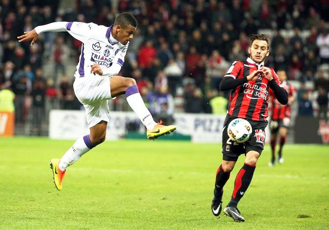 Toulouse's Kelvin Amian Adou (left) challenges Nice's Anastasios Donis