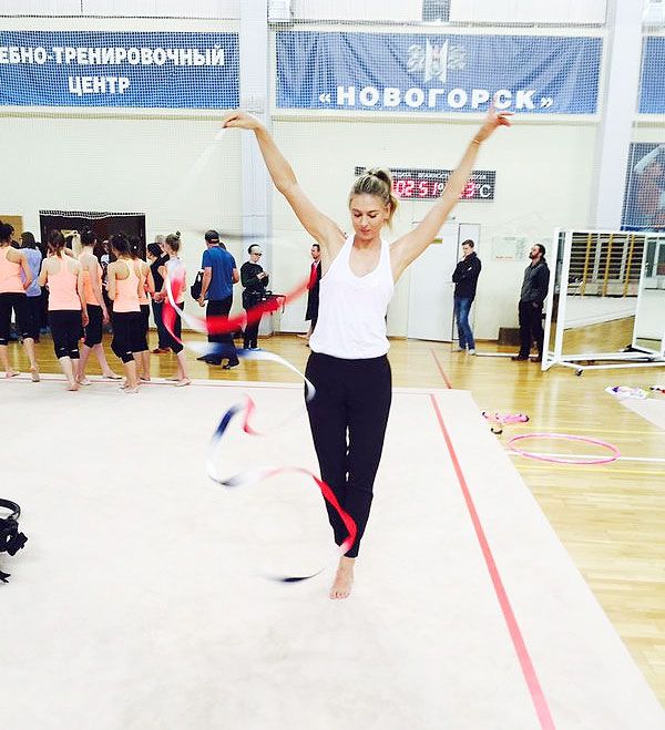 Maria Sharapova tries her hand at rythymic gymnast