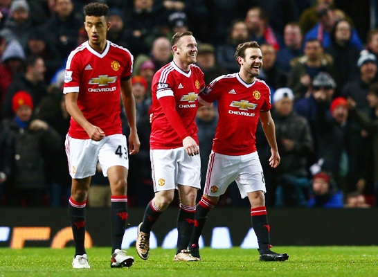 Wayne Rooney (second right) of Manchester United celebrates scoring his team's third goal 