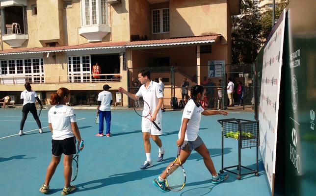 Tim Henman giving instructions to players at the clinic
