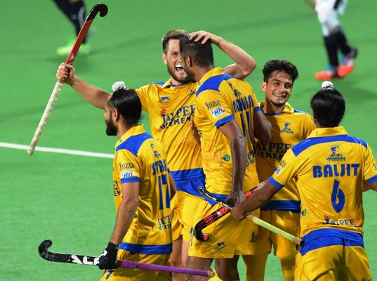 Jaypee Punjab Warriors (yellow) players celebrate a goal 