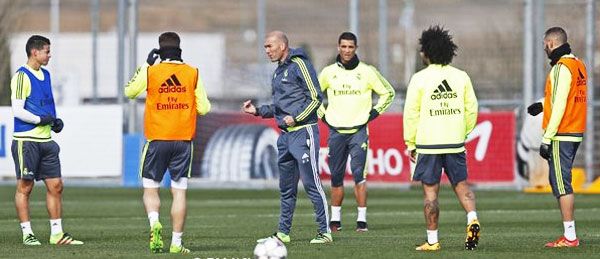 Real Madrid's manager Zinedine Zidane talks to the players at a training session on Monday