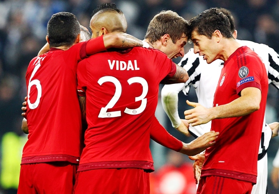 Thomas Muller (second right) of FC Bayern Muenchen celebrates with his team-mate Robert Lewandowski 