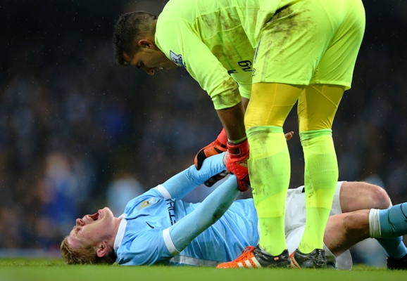 Goalkeeper Joel Robles of Everton attempts to assist the injured Kevin De Bruyne of Manchester City 