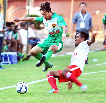 Salgaocar FC and Aizawl FC players locked in a battle for possession during their I-League match at the Tilak Maidan in Panaji on Sunday