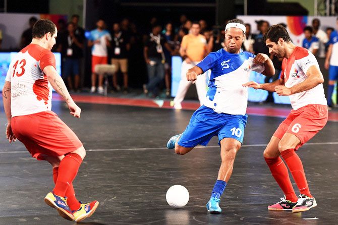 Former Brazilian footballer and Goa 5s captain Ronaldhino (blue) in action against Kolkata (Red) during their Premier Futsal League match