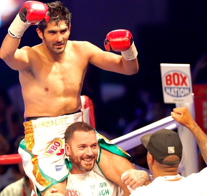 Vijender Singh celebrates with his team after beating Kerry Hope