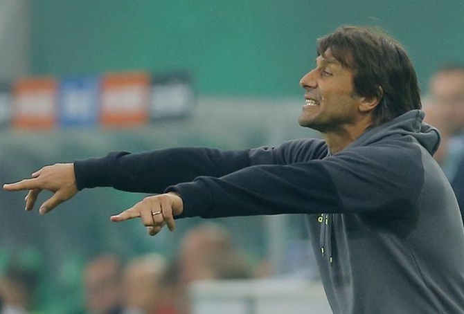 Chelsea manager Antonio Conte reacts