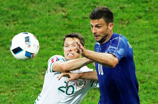 Republic of Ireland's Wes Hoolahan and Italy's Thiago Motta vie for the ball