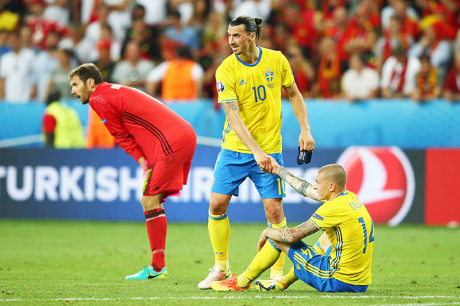 Sweden's Zlatan Ibrahimovic consoles teammate Victor Lindelof after defeat against Belgium