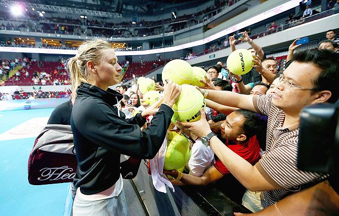 Maria Sharapova signs autographs for fans