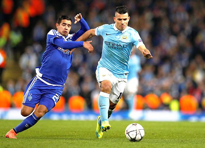 Dynamo Kiev's Derlis Gonzalez challenges Manchester City's Sergio Aguero