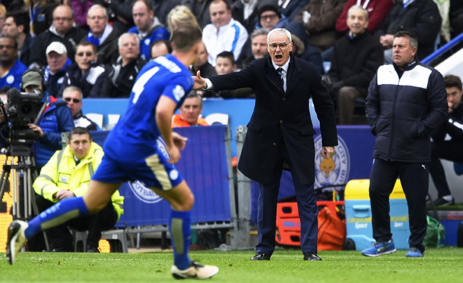Leicester City manager Claudio Ranieri shouts out instructions
