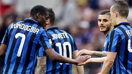 Inter Milan players celebrate a goal