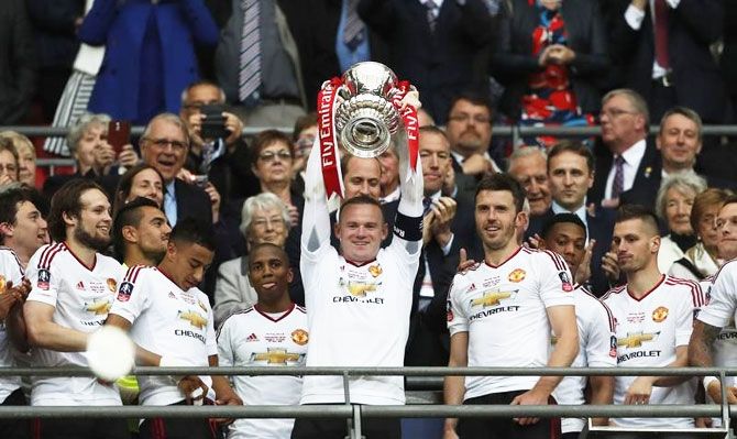 Manchester United's Wayne Rooney and teammates celebrate with the trophy after winning the FA Cup after defeating Crystal Palace on Saturday