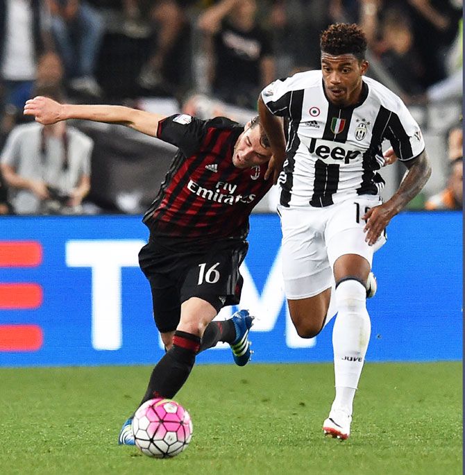 AC Milan's Andrea Poli and Juventus FC's Mario Lemina in action