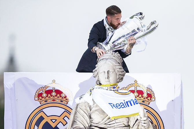 Captain Sergio Ramos kisses the trophy in front of the Cibeles statue