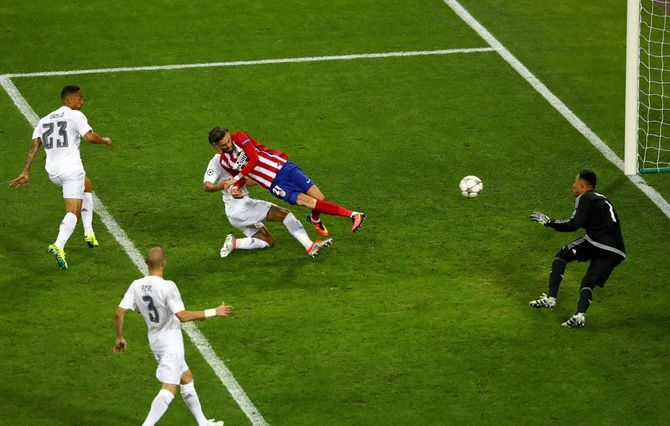Atletico Madrid's Yannick Carrasco beats Real Madrid's Lucas Vazquez to the ball to score the equalising goal