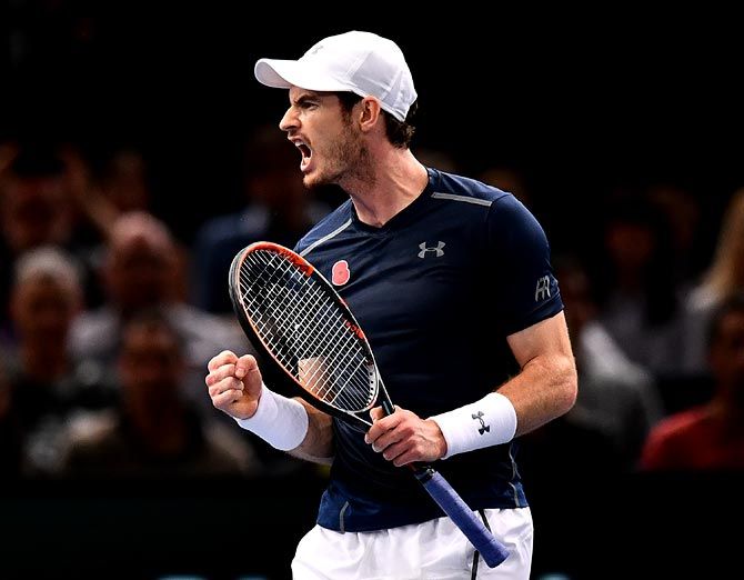  Andy Murray celebrates winning the first set against Tomas Berdych