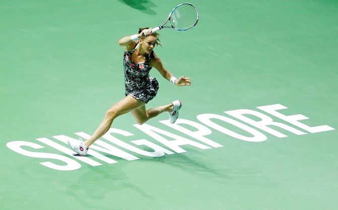 Agnieszka Radwanska whips a forehand against Svetlana Kuznetsova 