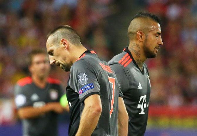 Bayern Munich's Franck Ribery and Arturo Vidal wear a dejected look after Atletico Madrid score
