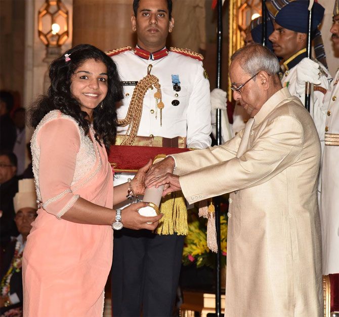 Sakhi Malik receives her Padma Shri from President Pranab Mukherjee