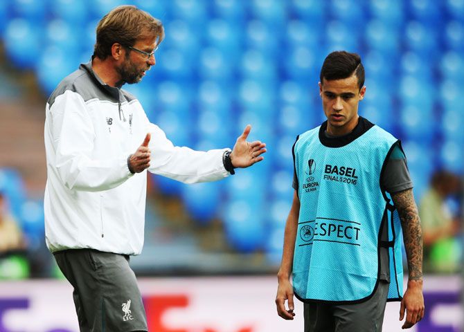 Liverpool manager Juergen Klopp talks with Philippe Coutinho during a Liverpool training session