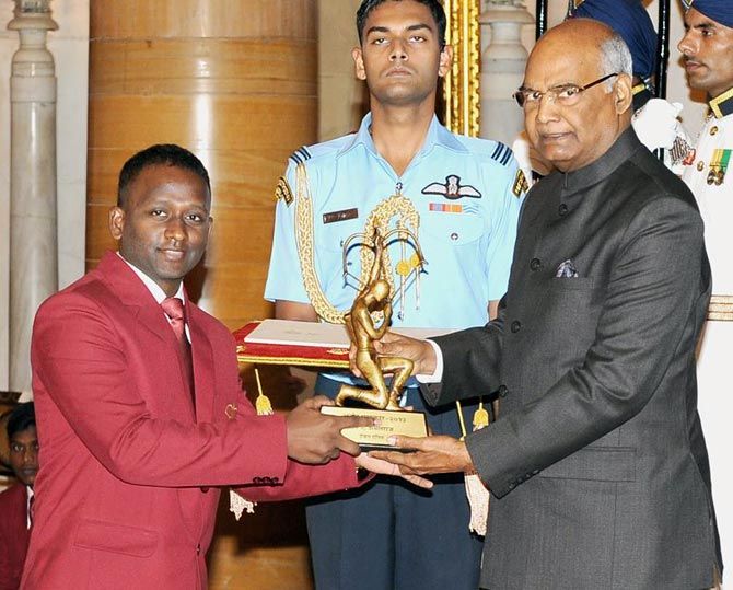 Anthony Amalraj receives the Arjuna Award from President Ram Nath Kovind at Rashtrapati Bhavan, August 29, 2017