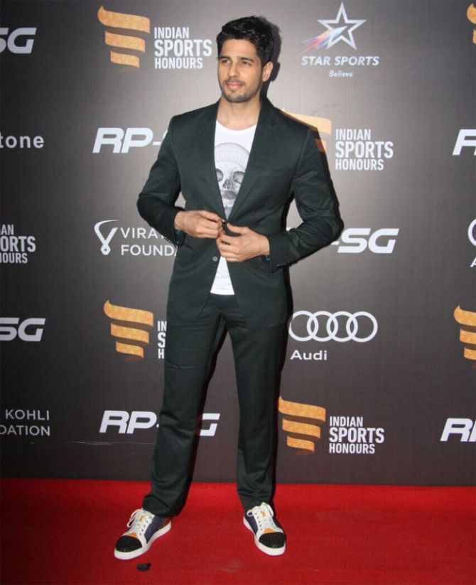 Bollywood actor Siddharth Malhotra keeps it cool with a semi-formal look. Woot! Woot!