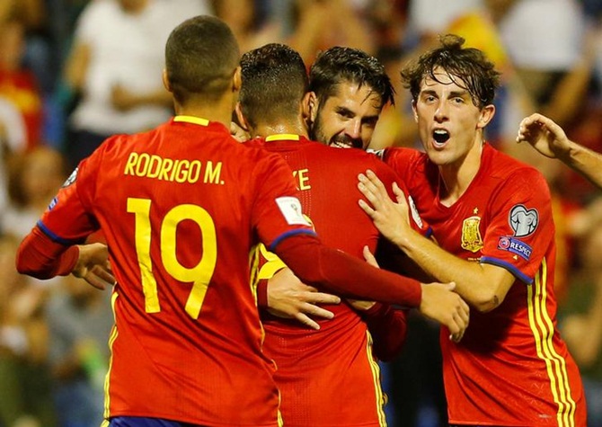Isco is congratulated by teammates