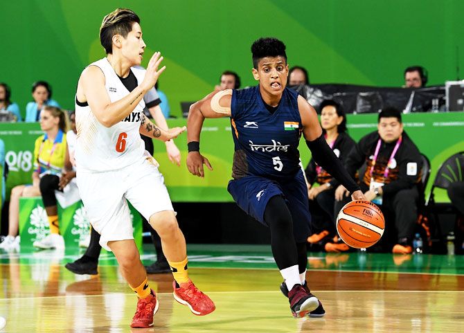 India's Barkha Sonkar breaks away from the defence of Malaysia's Yin Wei Saw during the preliminary round match basketball match against Malaysia at Cairns Convention Centre 