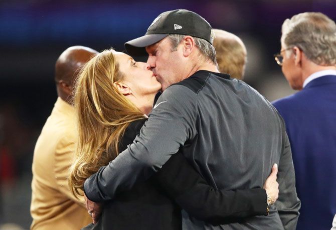 Philadelphia Eagles' Head coach Doug Pederson celebrates with his wife Jeannie Pederson after the win