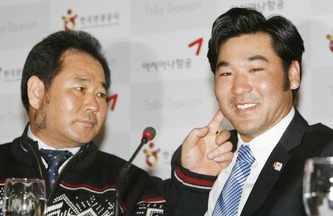 Toby Dawson (right), who was adopted when he was a three-year-old by an American ski instructor couple in Colorado, and his biological father Kim Jae-soo at a news conference in Seoul on February 28, 2007, as they meet for the first time since their parting