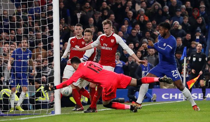 Chelsea's Michy Batshuayi, Arsenal's Rob Holding, David Ospina, Shkodran Mustafi and Granit Xhaka in a goal-mouth melee