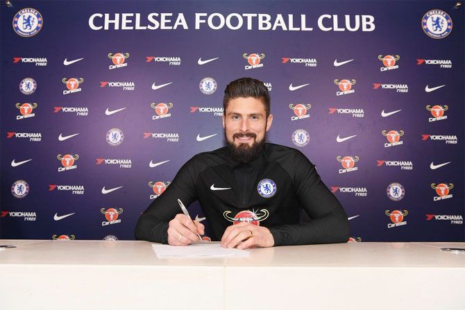 Olivier Giroud signs his contract with Chelsea