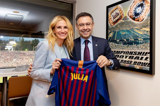 FC Barcelona club president Josep Maria Bartomeu presents Julia Roberts with a personalised jersey