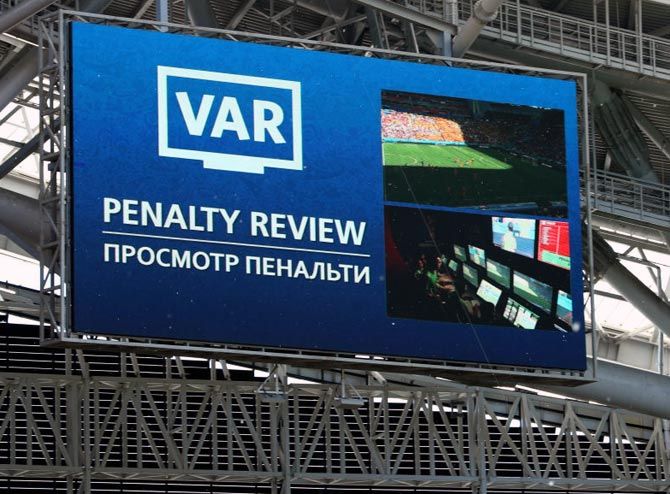 The giantscreen shows VAR reviewing a penalty decision