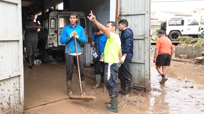 PIX: Nadal joins volunteers in clean-up op after floods in Majorca