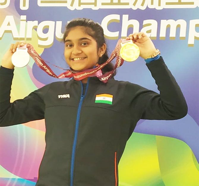 Esha Singh with her gold medal in the 10m Air Pistol event at the 12th Asian Airgun Championships