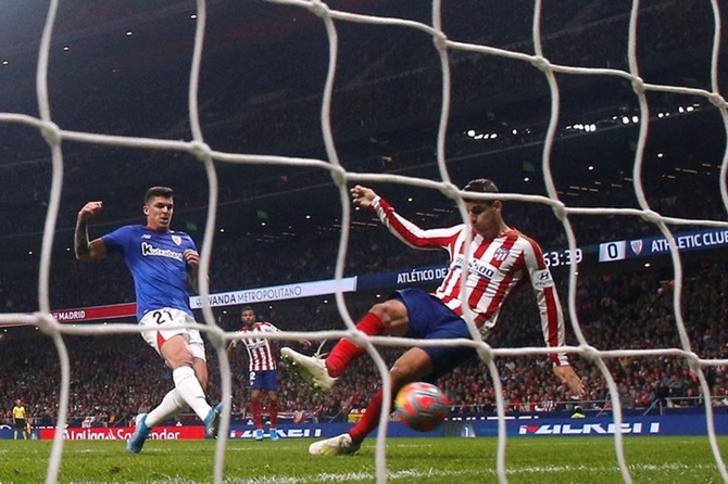 Alvaro Morata scores Atletico Madrid's second goal.
