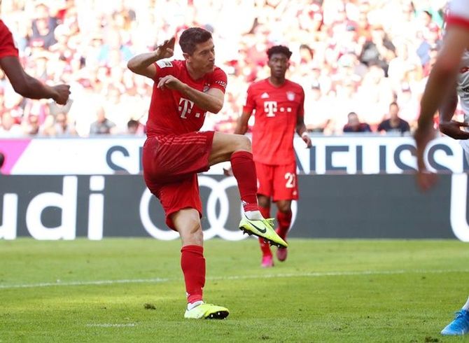 Robert Lewandowski scores Bayern Munich's fifth goal against Mainz.