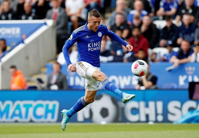 Jamie Vardy scores Leicester City's opening goal.