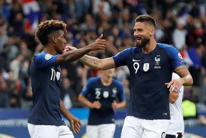  Kingsley Coman celebrates scoring France's third goal with Olivier Giroud.