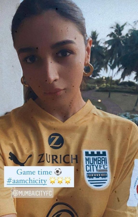 Alia Bhatt dons a Mumbai City FC a jersey, showing her love for the club  