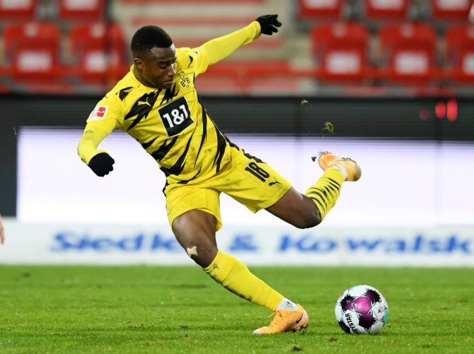 Borussia Dortmund's Youssoufa Moukoko shoots at goal during the match against FC Union Berlin
